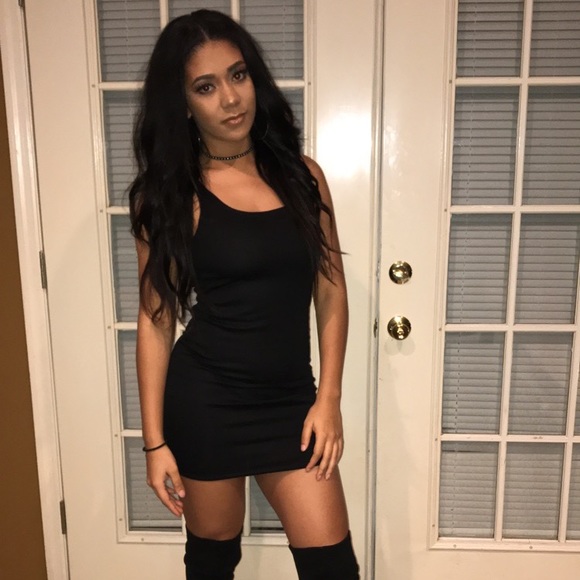 Meet your Posher, Brittany. AlexandriasShoppe.com - Picture 4 of 6